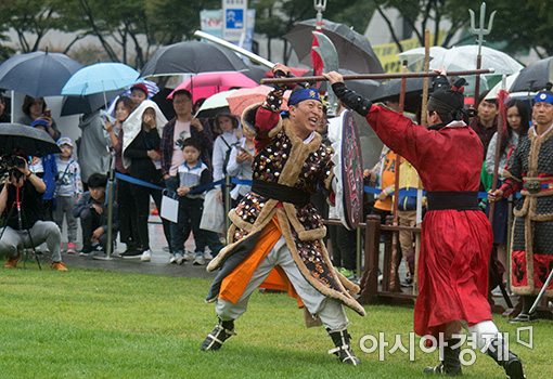 [포토]추석 연휴 조선 왕실호위군 전통무예 재현