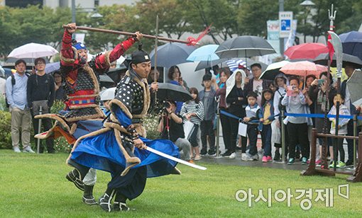[포토]추석 연휴 조선 왕실호위군 전통무예 재현