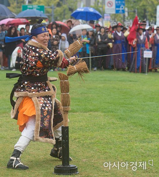 [포토]추석 연휴 조선 왕실호위군 전통무예 재현