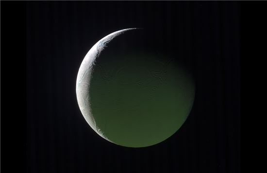 [스페이스]지구엔 보름달…토성에도 달빛이
