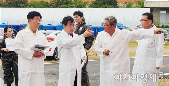 이재영 전라남도지사 권한대행이 2일 오후 나주시 동수동 나주축산차량소독센터를 방문, 현황설명을 듣고 있다. 센터는 가축전염병 확산 차단을 위해 가축 수송, 사료 공급, 축산 분뇨 운반 등 축산관련 차량을 전문적으로 소독 세척하는 시설을 갖추고 있다. 사진제공=전남도