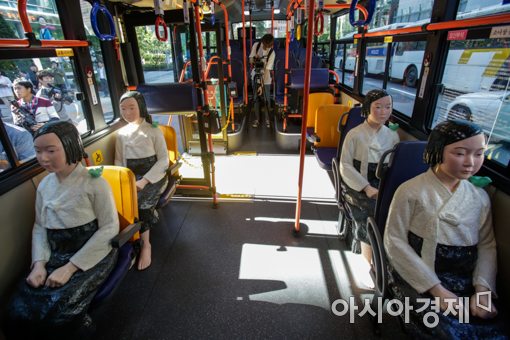 [포토]시내버스안에서 귀향길 기다리는 '평화의 소녀상'