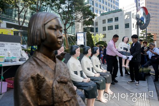 [포토]옛 일본대사관 앞으로 옮겨지는 평화의 소녀상