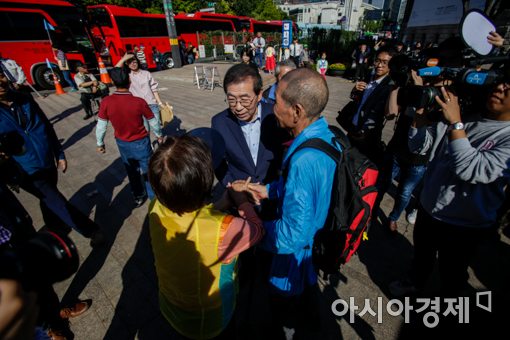 [포토]쪽방촌 주민 고향길 지원 나선 박원순 서울시장