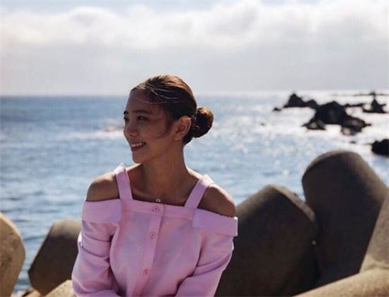 이태임, 고혹적인 쇄골+어깨라인 뽐내며 제주 바다서 '찰칵'