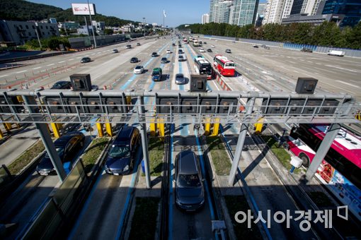 [포토]서울요금소 통과하는 귀성차량
