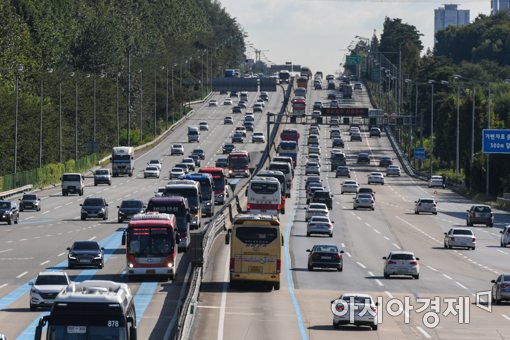 [포토]자동차에 몸을 싣고 '고향으로!'