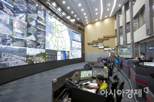 [포토]연휴에도 교통상황 점검하는 교통정보센터 직원들