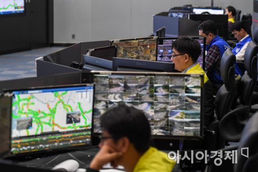 [포토]교통상황 점검하는 교통전보센터 직원들