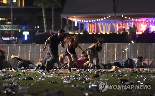 총격 발생한 라스베이거스에서 도망치는 시민들. 사진=연합뉴스
