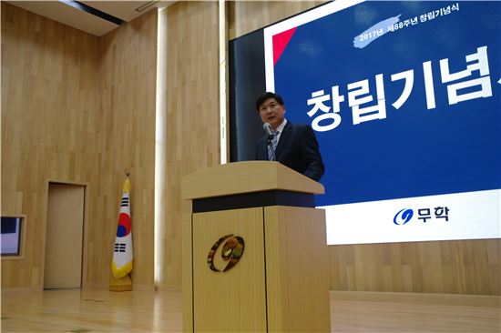 '창립 88돌' 최재호 무학 회장 "고객 만족 위한 혁신 멈추지 않을 것"