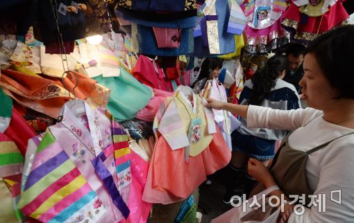[포토]추석 앞두고 한복 고르기