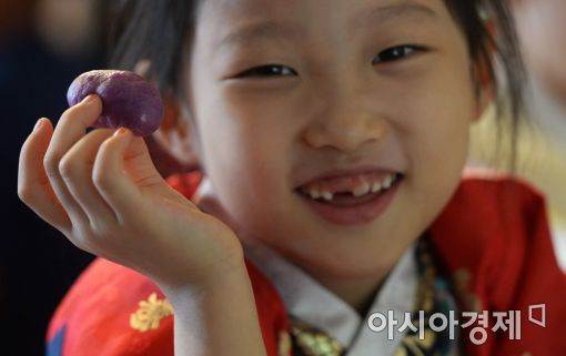 [포토]'제가 빚은 송편 예쁘죠?'