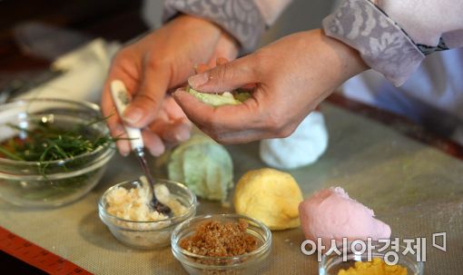 [포토]송편 하나에 정성 듬뿍