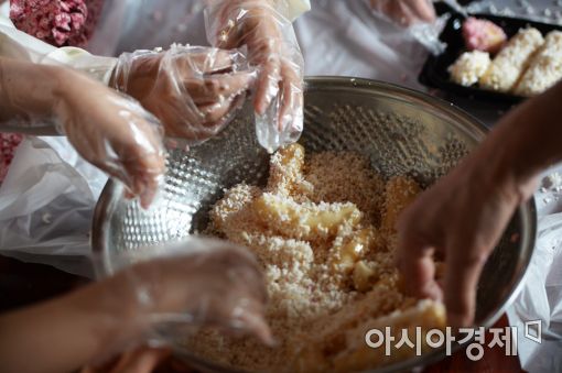 [포토]유과 만드는 분주한 손길