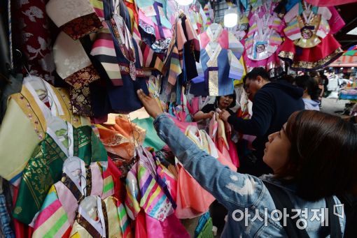 [포토]추석 앞두고 한복 고르는 시민들