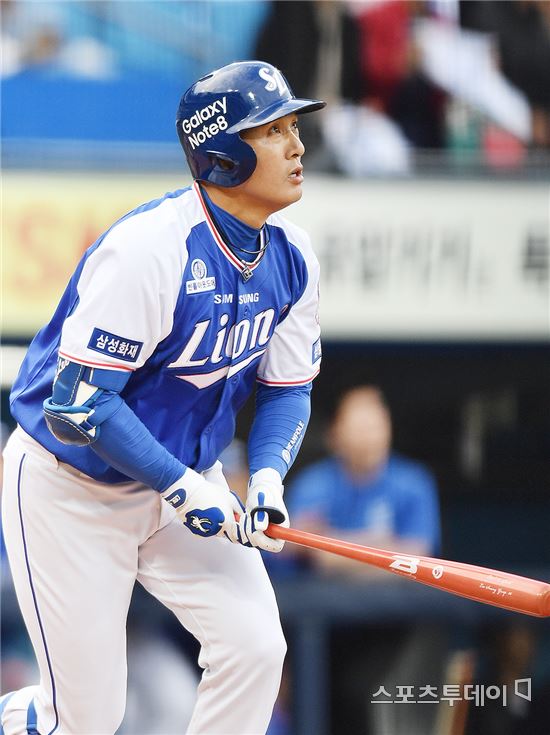 이승엽, 현역 마지막 경기 첫 타석서 2점 홈런