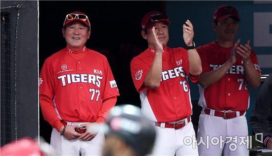 김기태 감독(왼쪽)과 KIA 코칭스태프[사진=김현민 기자]