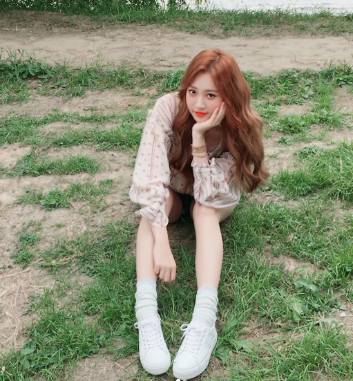 '힙한선생' 유라, 잔디에 앉아 인형 미모 뽐내기