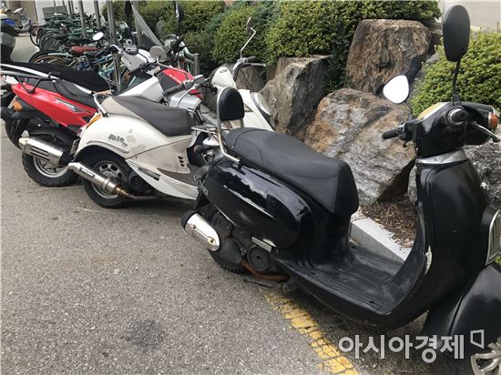 지난달 한 서울 소재 대학교 캠퍼스에 소유주 미상의 이륜차가 장기 방치돼 있다. (사진=정준영 기자)