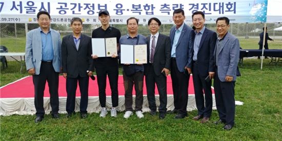 '2017 서울시 공간정보 융·복합 측량 경진대회'에서 최첨단 기술의 과제를 완벽하게 수행함으로써 우수상을 수상한 성북구 대표들