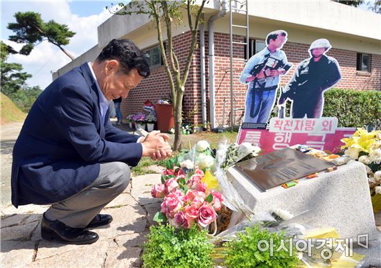 윤장현 광주시장, 추석 맞아 힌츠페터 추모비 참배