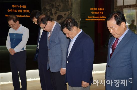 윤장현 광주시장, 추석 맞아 힌츠페터 추모비 참배