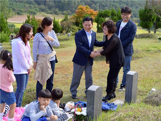 윤장현 광주시장, 추석 맞아 힌츠페터 추모비 참배