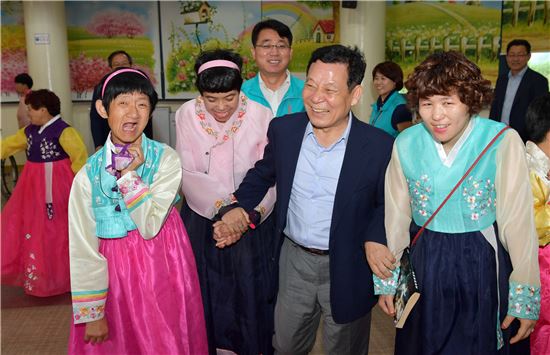 윤장현 광주시장, 추석 맞아 사회복지시설 장애우 격려