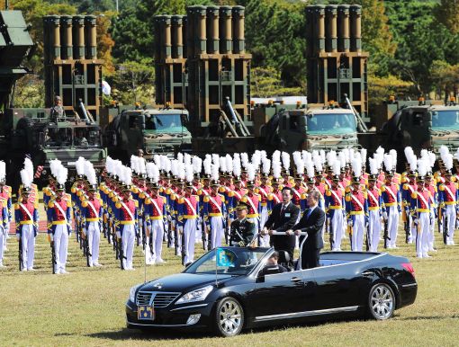 문재인 대통령이 지난달 28일 오전 경기도 평택시 해군 제2함대사령부에서 열린 '제69주년 국군의 날 기념식'에서 사열을 하며 송영무 국방부 장관의 설명을 듣고 있다. 뒤에 보이는 무기는 중거리 지대공 미사일 M-SAM.(사진=연합뉴스)