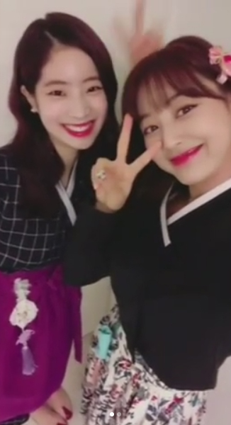 트와이스 다현·지효 한복 입고 추석인사 "안전운전 하세요"