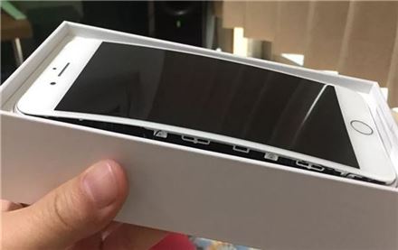 아이폰8의 균열현상이 세계각지에서 신고되고 있다. 배터리가 팽창하면서 전면 디스플레이 부분이 돌출된 모습.