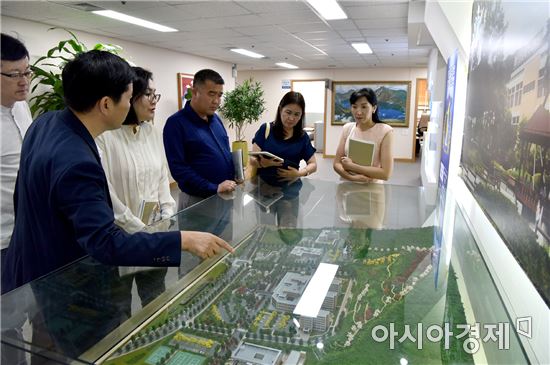 몽골 어문고비 아이막의 의료연수단이 화순전남대병원의 입체모형을 보며 설명을 듣고 있다.