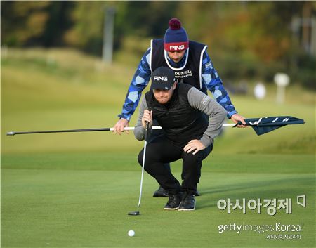 해튼 5타 차 선두 "타이틀방어 찜"