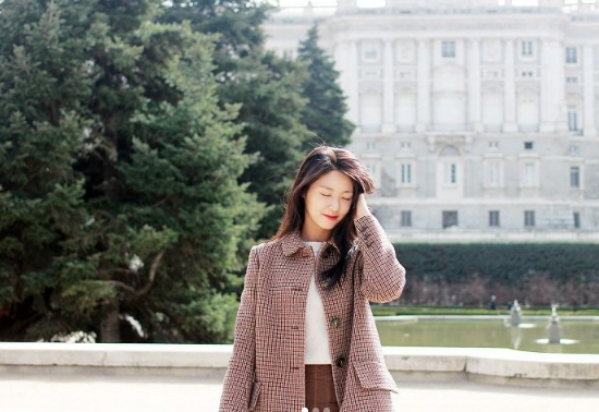 '살인자의 기억법' 설현, 가을 느낌 물씬나는 일상…'스페인에서 찰칵'