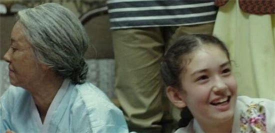 전소미, 과거 '국제시장'에 깨알 출연…'스치듯 지나가'