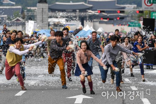 [포토]서울거리예술축제 '화려하게 퍼레이드 시작!'