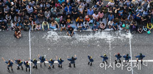 [포토]서울거리예술축제 퍼레이드 즐기는 시민들