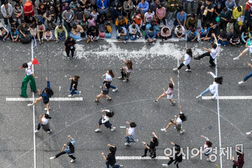 [포토]시민들과 함께 어울리는 '서울거리예술축제 2017'