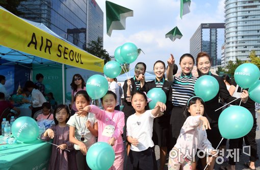 [포토]어린이들과 종이비행기 날리는 에어서울 승무원들