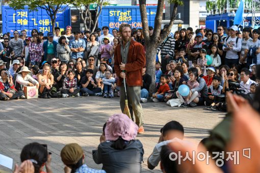 [포토]거리공연 즐기는 시민들