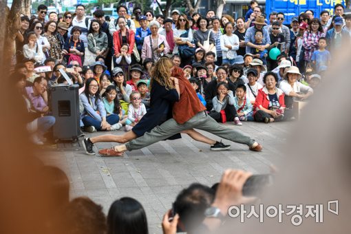 [포토]서울광장서 즐기는 거리공연