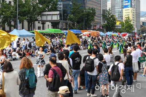 [포토]화려한 깃발 휘날리며