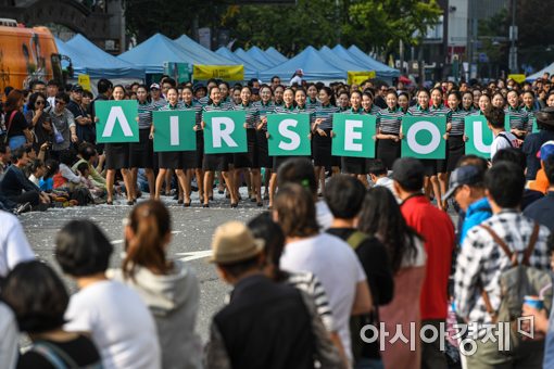[포토]서울거리예술축제 퍼레이드 참여한 에어서울 승무원들