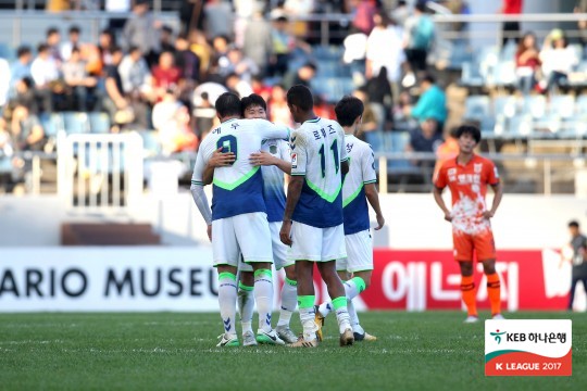 '김진수 극적인 결승골' 전북, 제주 제압…최강희 감독 200승