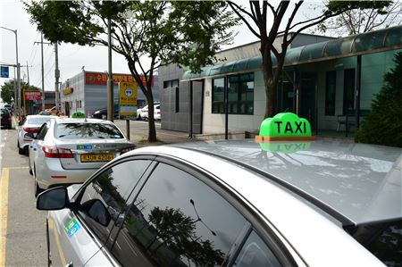 수원시가 택시운송비용 전가금지제도를 이달 초 도입, 본격 운영에 들어갔다.