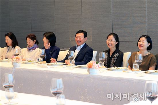 신동빈 롯데그룹 회장(왼쪽에서 네 번째)이 지난달 19일 여성 임원 간담회를 열어 참석자들과 환담을 나누는 모습.(사진 제공=롯데그룹) 