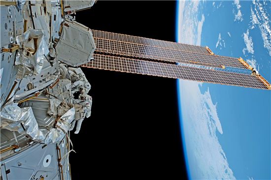 [스페이스]"밝은 하얀 빛이 쏟아져 들어왔다"