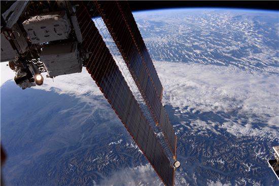 [스페이스]"밝은 하얀 빛이 쏟아져 들어왔다"