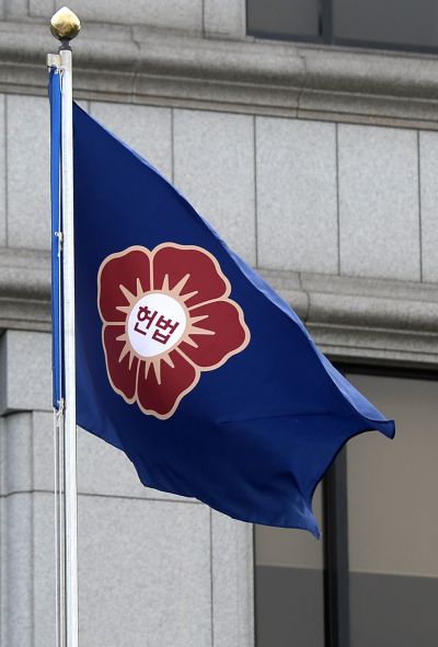 서울 종로구 재동 헌법재판소에서 한글로 바뀐 헌재 휘장을 담은 깃발이 바람에 펄럭이고 있다. (사진=문호남 기자)